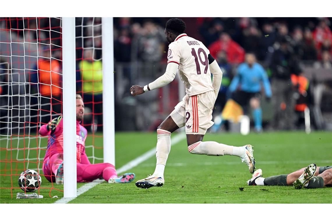 Bilder des Tages Champions League in München: Bayerns Alphonso Davies (M) trifft zum 1:1.