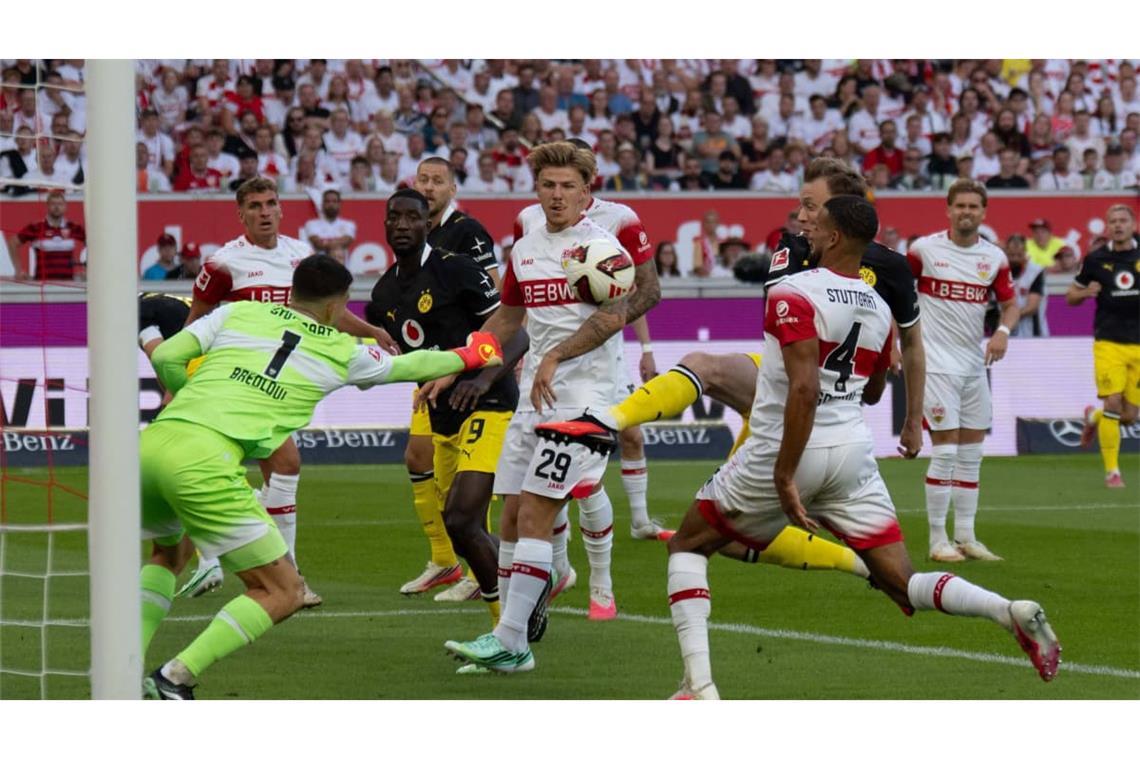 Chance für den BVB, doch VfB-Keeper Fabian Bredlow faustete den Ball aus dem Strafraum.