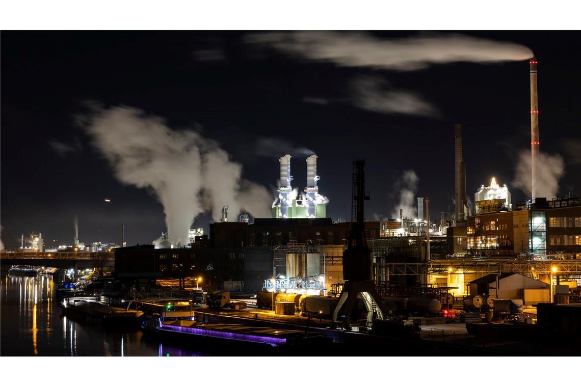 Krisentest der Aufseher: Milliardenrisiko Klimawandel Chance und Risiko: Klimafreundlicher Umbau der Wirtschaft