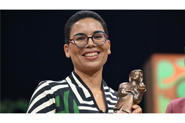 Chantal-Fleur Sandjon bei der Verleihung des Jugendliteraturpreises