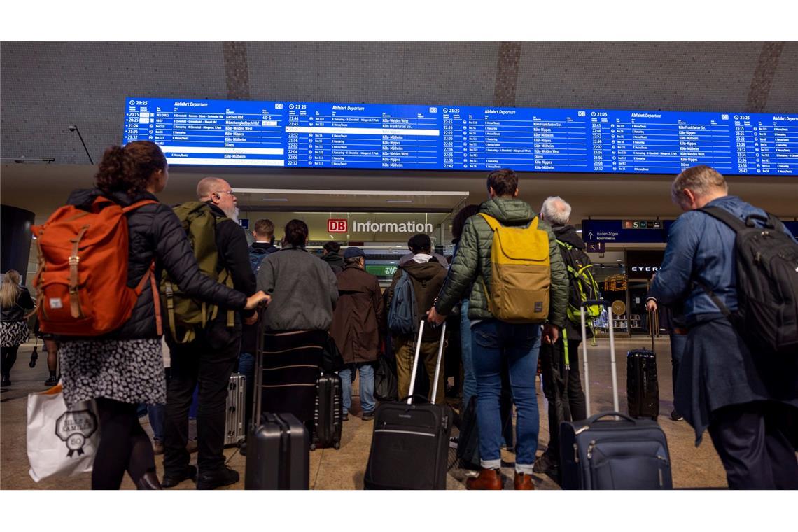 Wende für das Schienennetz? Erstmals nicht verschlechtert Chaos bei der Bahn ist für viele Fahrgäste schon reine Gewohnheit. (Archivbild)