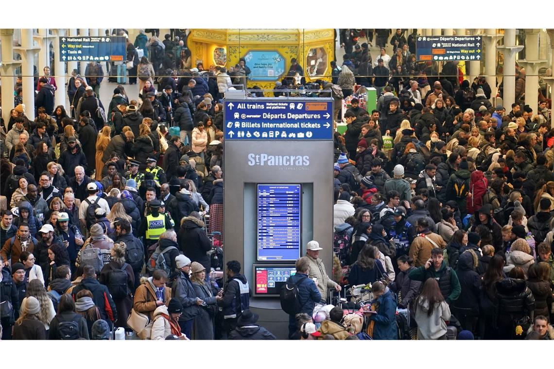 Chaos herrscht am Bahnhof St Pancras International in London, weil der Verkehr im Eurotunnel durch Probleme mit der Stromversorgung stark beeinträchtigt ist.