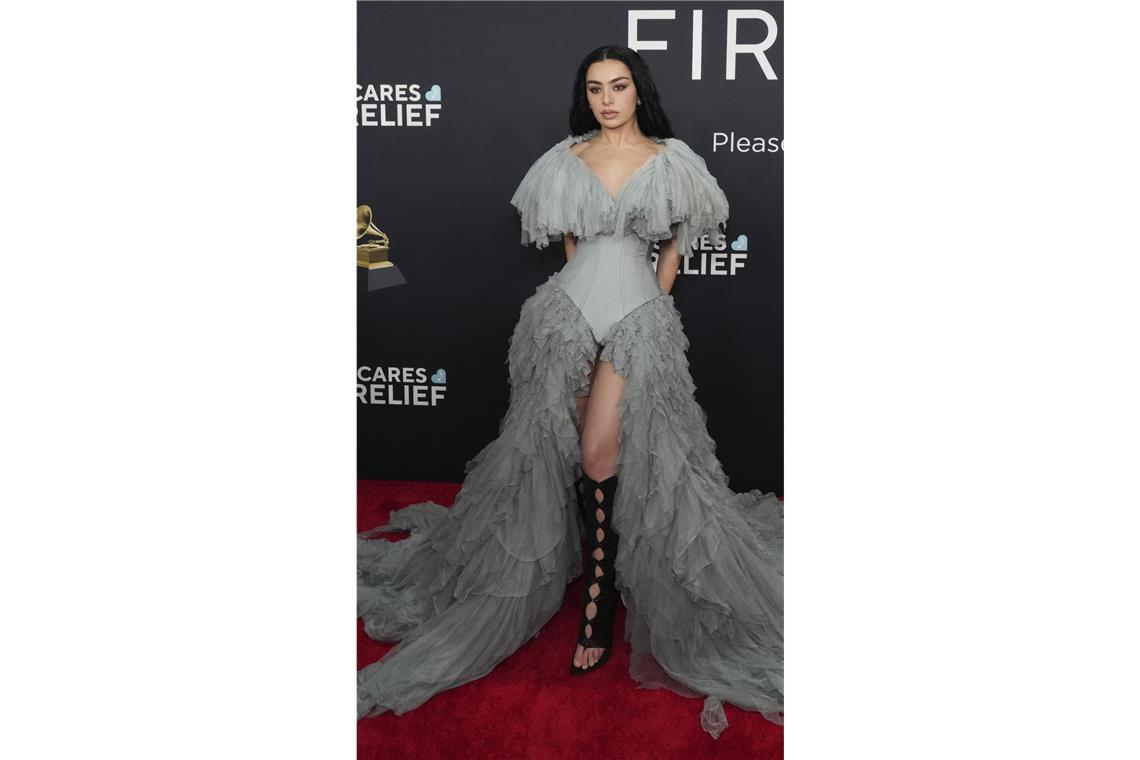 Die schönsten (und schlimmsten) Grammy-Looks Charli XCX in Nebelgrau (und nicht in Giftgrün) – zu einer dramatischen Tüllrobe von Jean Paul Gaultier kombinierte die Sängerin schwarze Gladiatoren-Sandalen. Ein Wort: Brat!