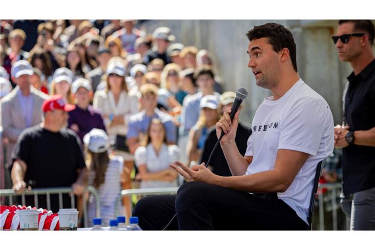 Charlie Kirk ist laut US-Präsident Donald Trump nach einem Schusswaffenvorfall an einer Universität im US-Bundesstaat Utah tödlich verletzt worden.