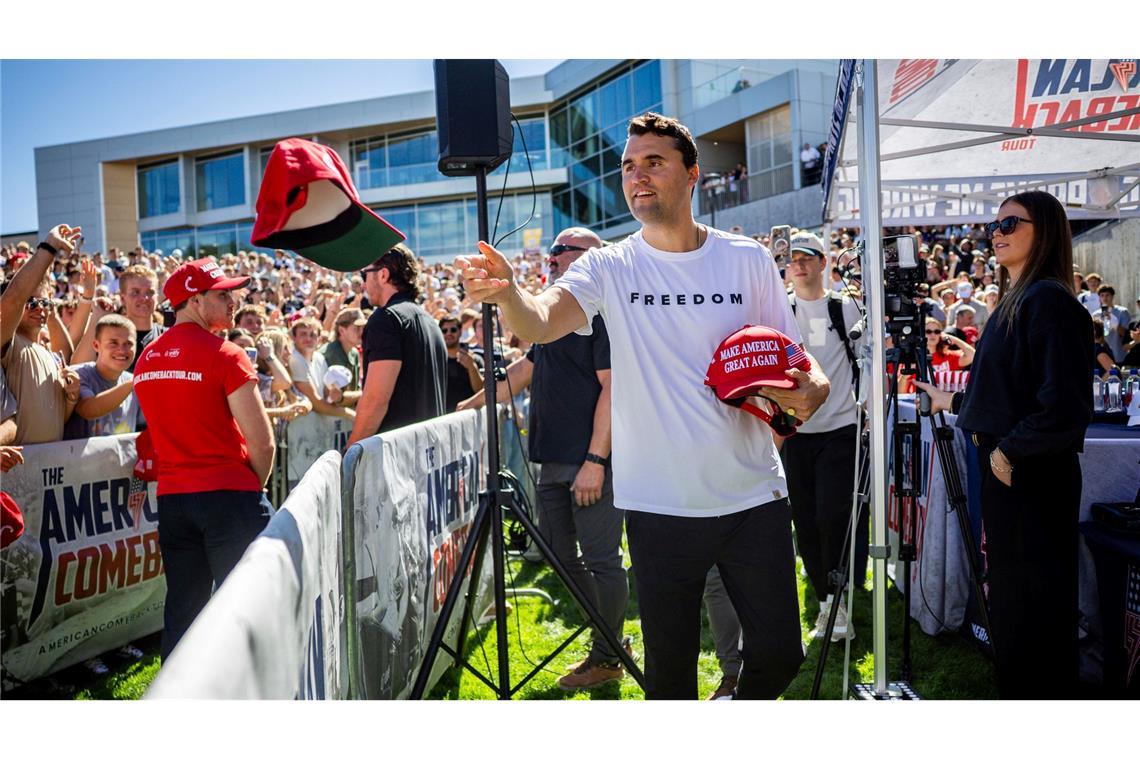 Charlie Kirk verteilte auf dem Campus im Utah Kappen mit der Aufschrift der Trump-Bewegung "Make America Great Again". (Archivbild)