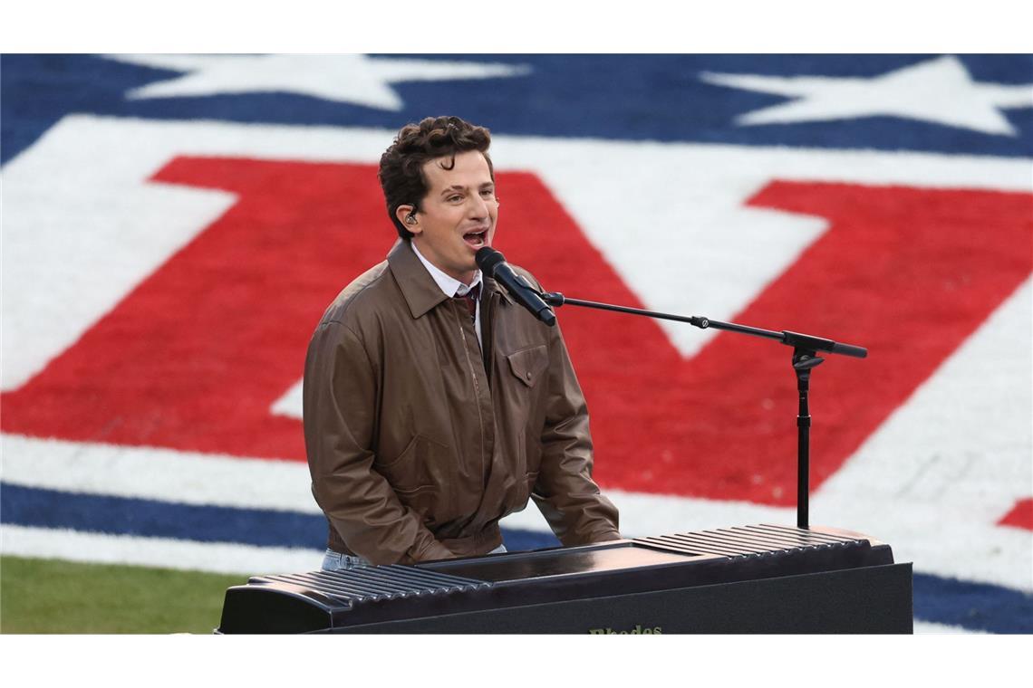 Charlie Puth sang die Nationalhymne.