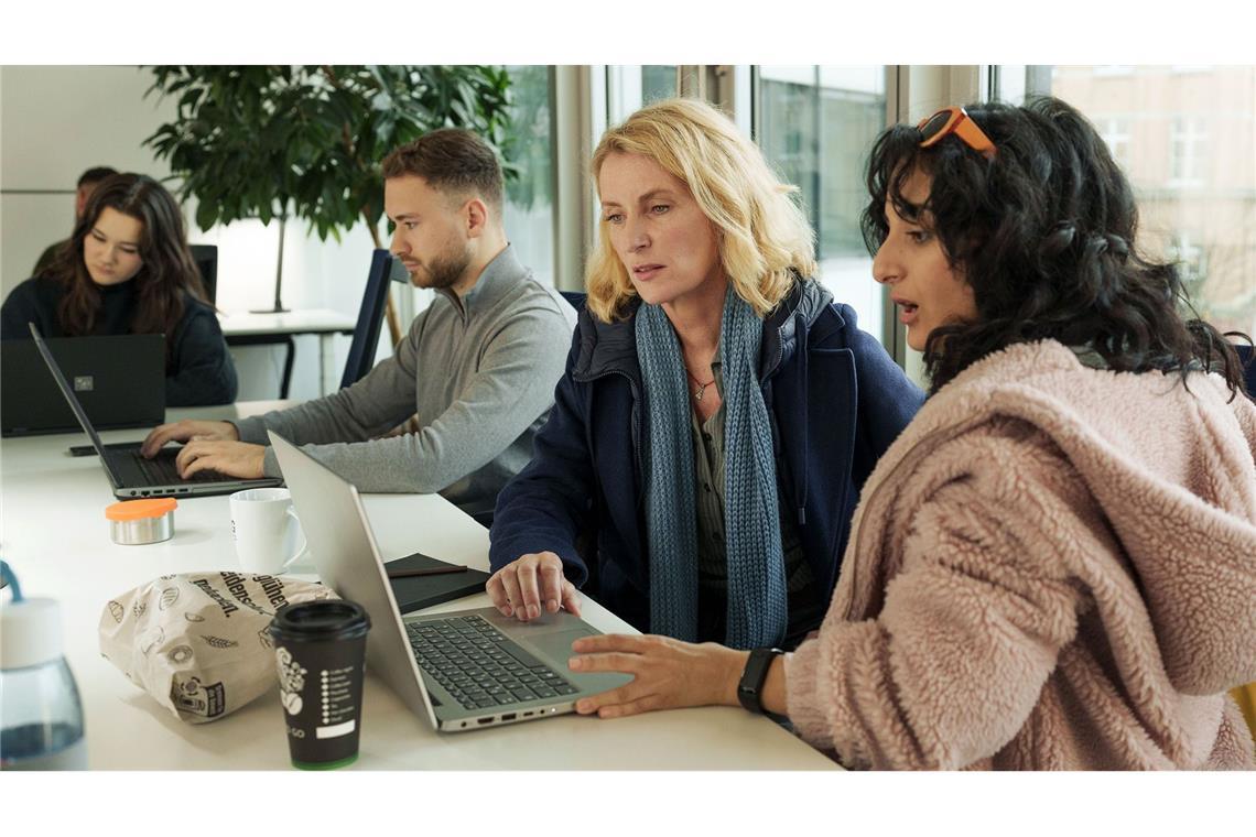 So war die „Letzte Ernte“ mit Charlotte Lindholm Charlotte Lindholm (Maria Furtwängler, 2.v.r.) zurück aus Göttingen im LKA Hannover – Hanna Elinsdottir (Safak Sengül, r.) weist die Kollegin ein.