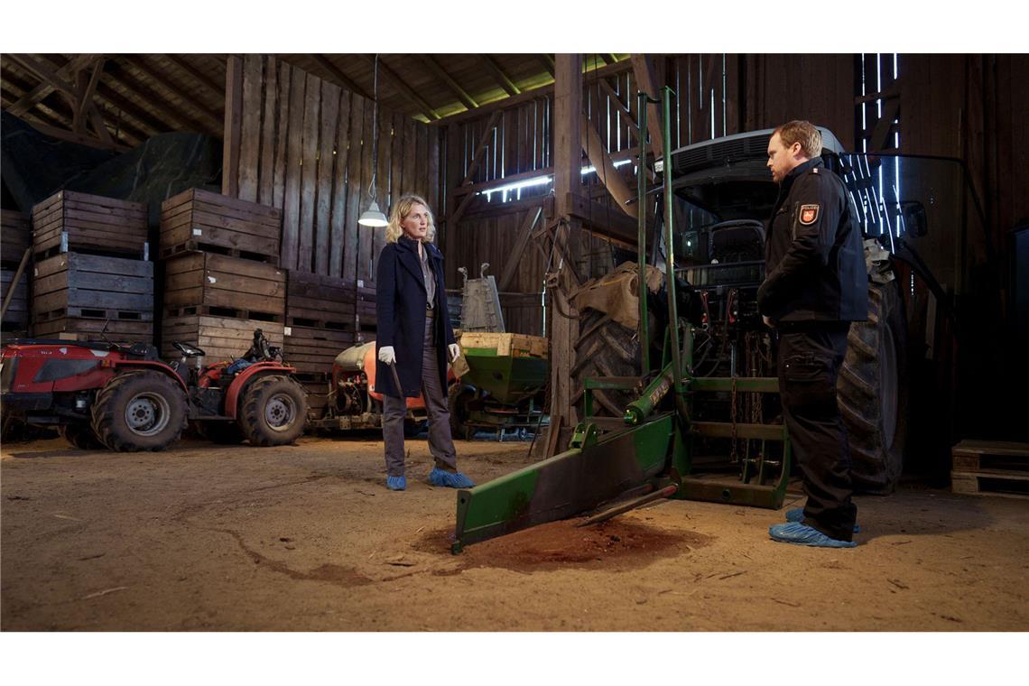 So war die „Letzte Ernte“ mit Charlotte Lindholm Charlotte Lindholm (Maria Furtwängler) und Olaf Gehrke (Ole Fischer) untersuchen den Heuballenschneider, durch den Hofmitarbeiter Victor ums Leben gekommen ist.