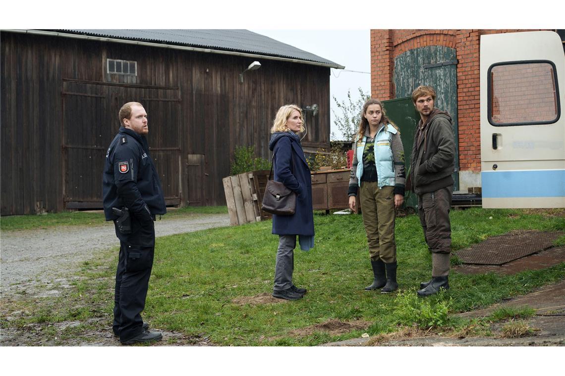Charlotte (Maria Furtwängler, 2. v. l.) macht sich ein Bild von Familie Feldhusen, Bio-Apfelhofbetreiber: Frauke (Ronja Herberich, 2. v. r.) und Sven (Henning Flüsloh, r.), mit Ole Fischer (l.).