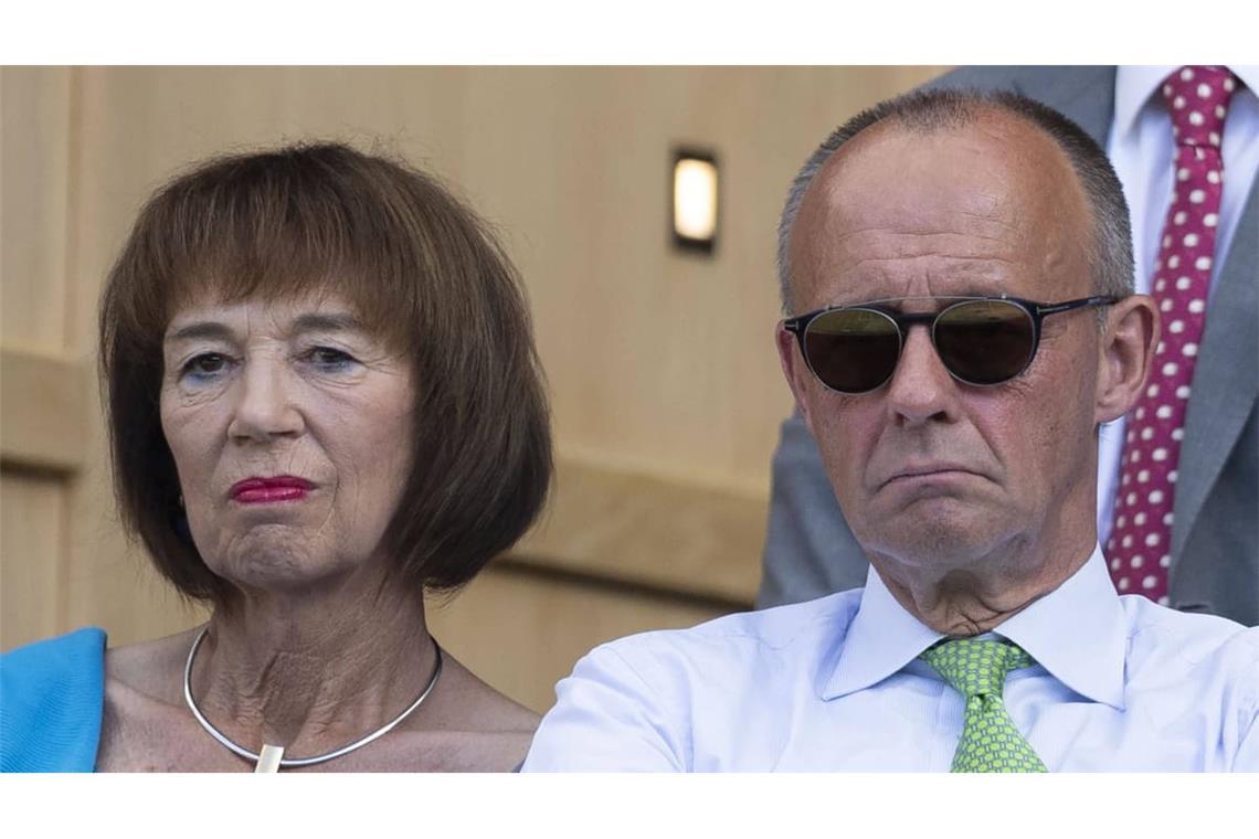 Charlotte Merz mit ihrem Ehemann am 12. Juli 2026 während eines Tennis-Match in Wimbledon.