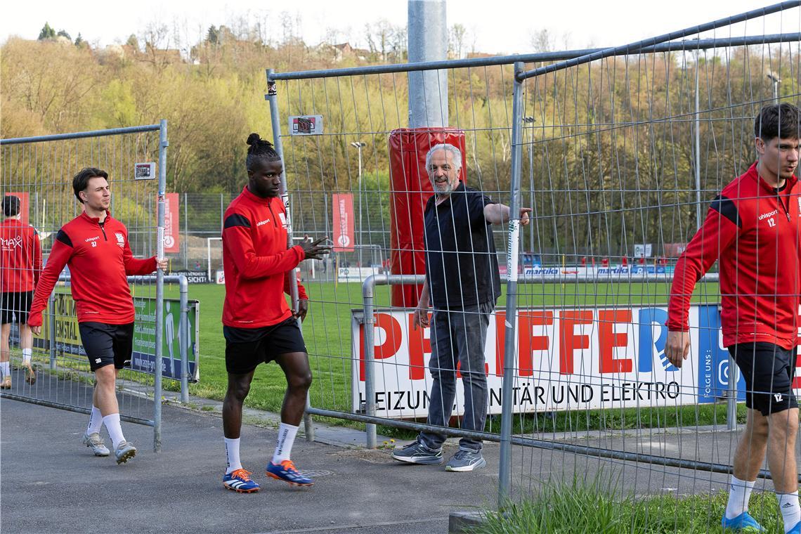 Cheforganisator Uli Schäufele und die TSG sind mächtig gefordert, um für den Pokalknaller gegen Großaspach gerüstet zu sein. Auch die Oberliga-Fußballer wie Giuliano Greco, Will Jorge des Sousa Carvalho und Lorenz Ender (von links) packen mit an. Foto: Alexander Becher