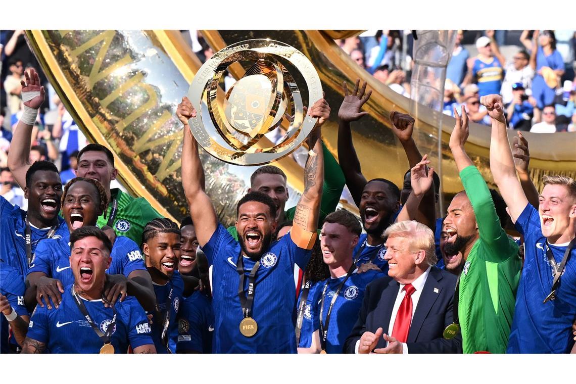 Bilder des Tages Chelseas Reece James jubelt nach dem FInale der Club-WM mit der Trophäe im Beisein von US-Präsident Donald Trump (3.v.r).