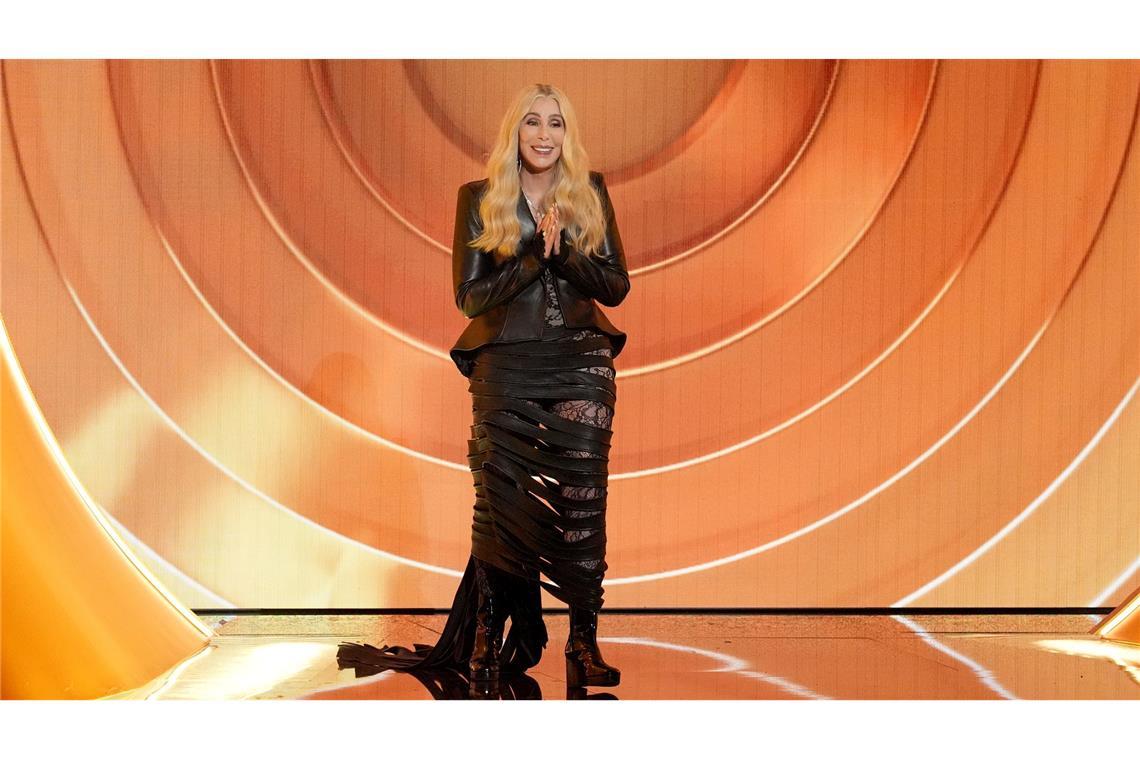 Cher präsentiert den Preis für die Aufnahme des Jahres.
