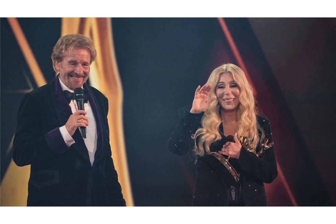 Cher winkt neben Thomas Gottschalk, nachdem sie einen BAMBI in der Kategorie Legende, während der 77. Bambi-Verleihung in den Bavaria Filmstudios erhalten hat.