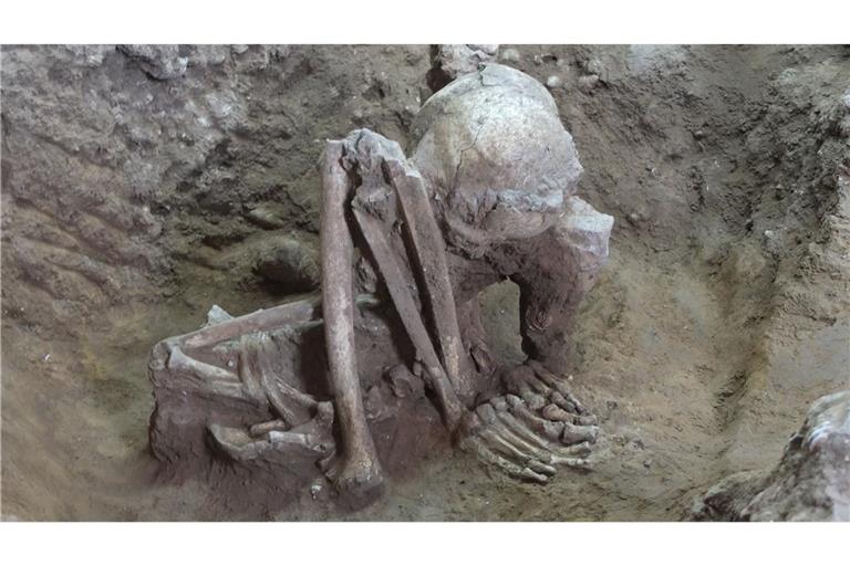 China, Guangxi: Mittelalterlicher männlicher Fund aus Huiyaotian in stark angewinkelter Haltung bestattet und auf ein Alter von über 9000 Jahren datiert.