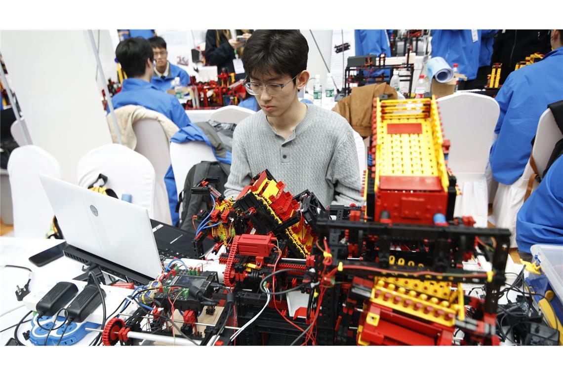 China setzt auf praxisnahe Ausbildung - auch mit Hilfe von Fischertechnik.
