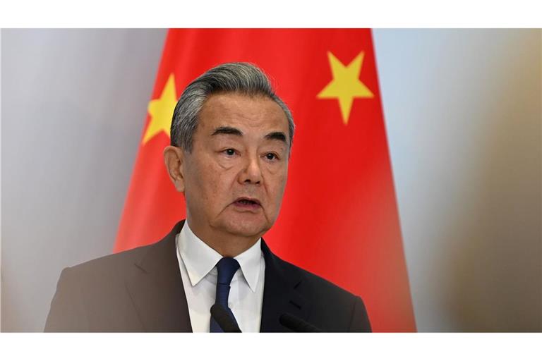 Chinas Außenminister Wang Yi hat Vertreter aus Thailand und Kambodscha eingeladen. Durch die Gespräche soll die Waffenruhe gefestigt werden. (Archivbild)
