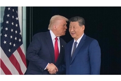 Chinas Staatschef Xi Jinping (r.) hat nach Darstellung von US-Präsident Donald Trump Hilfe im Iran-Krieg angeboten.