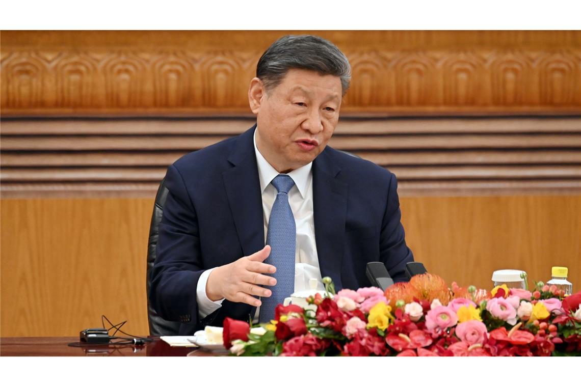 Charmeoffensive - Chinas Xi trifft BMW, Siemens und Co. Chinas Staatschef Xi Jinping wirbt vor internationalen Top-Managern für die Volksrepublik als Standort.