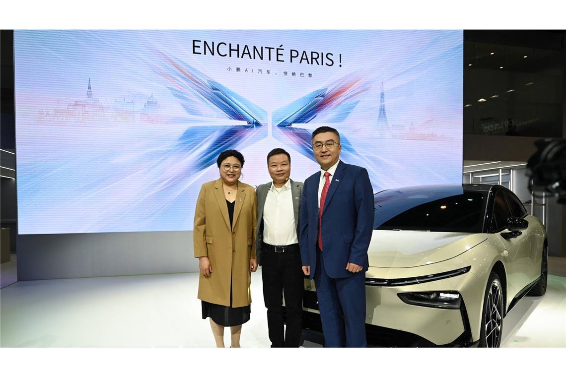 Die Mädchen auf der Motorhaube gehören der Vergangenheit an Chinas wichtigste Automanagerin: Die Chefin des Herstellers Xpeng, Fengying Wang (li.). Ihr Unternehmen soll Volkswagen in China wieder in die Spur bringen...