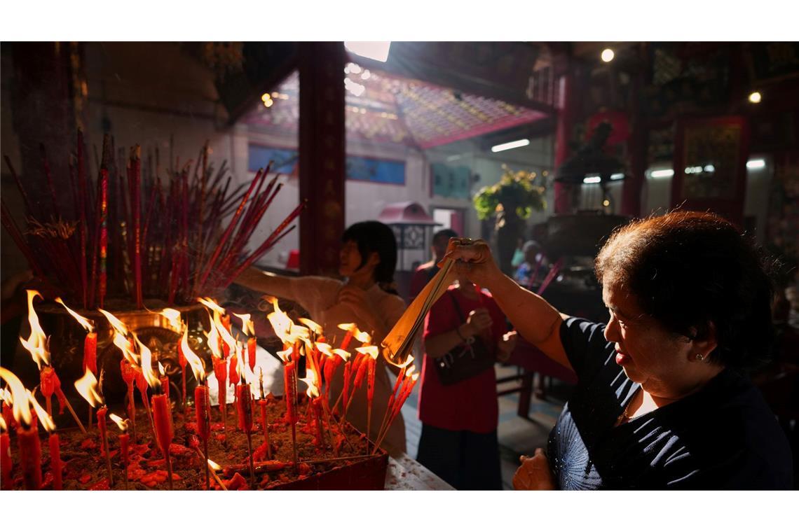 Chinesen beten in einem Tempel während der Neujahrsfeierlichkeiten in Chinatown in Yangon.