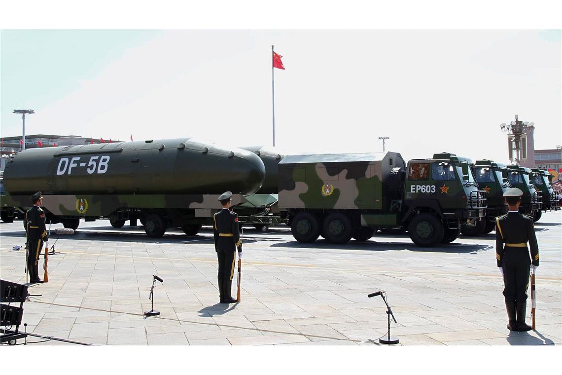 Chinesische Militärfahrzeuge mit Atomraketen während einer Parade in Peking. (Archivbild)