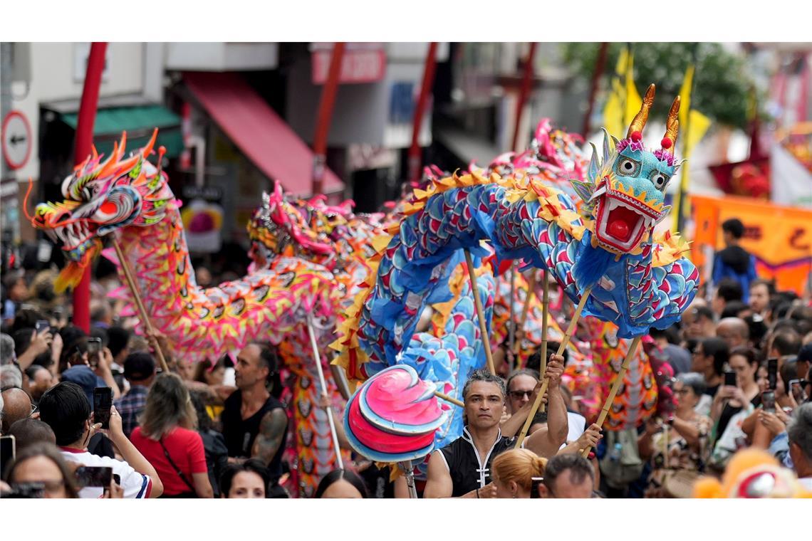 Chinesischer Drachentanz in Brasilien: Tänzer feiern das chinesische Neujahrsfest im asiatischen Viertel Liberdade im brasilianischen Sao Paulo.