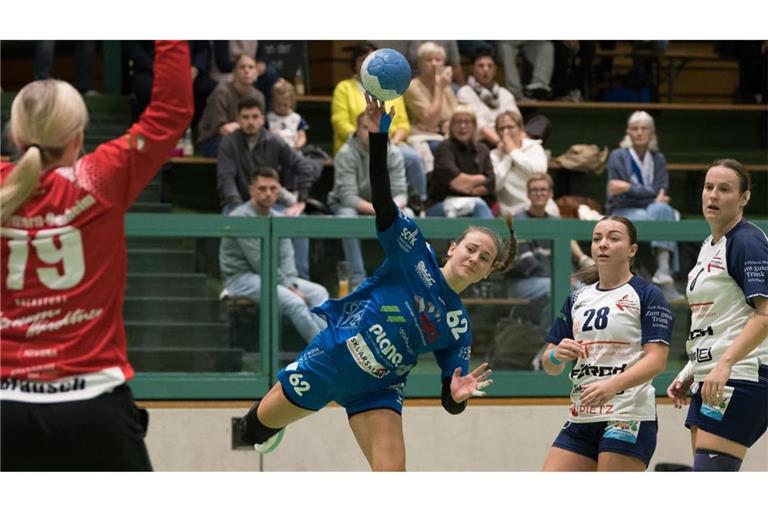 Chloe Bohner (am Ball) und die HSG Böblingen/Sindelfingen verlieren die dritte Partie der Saison.