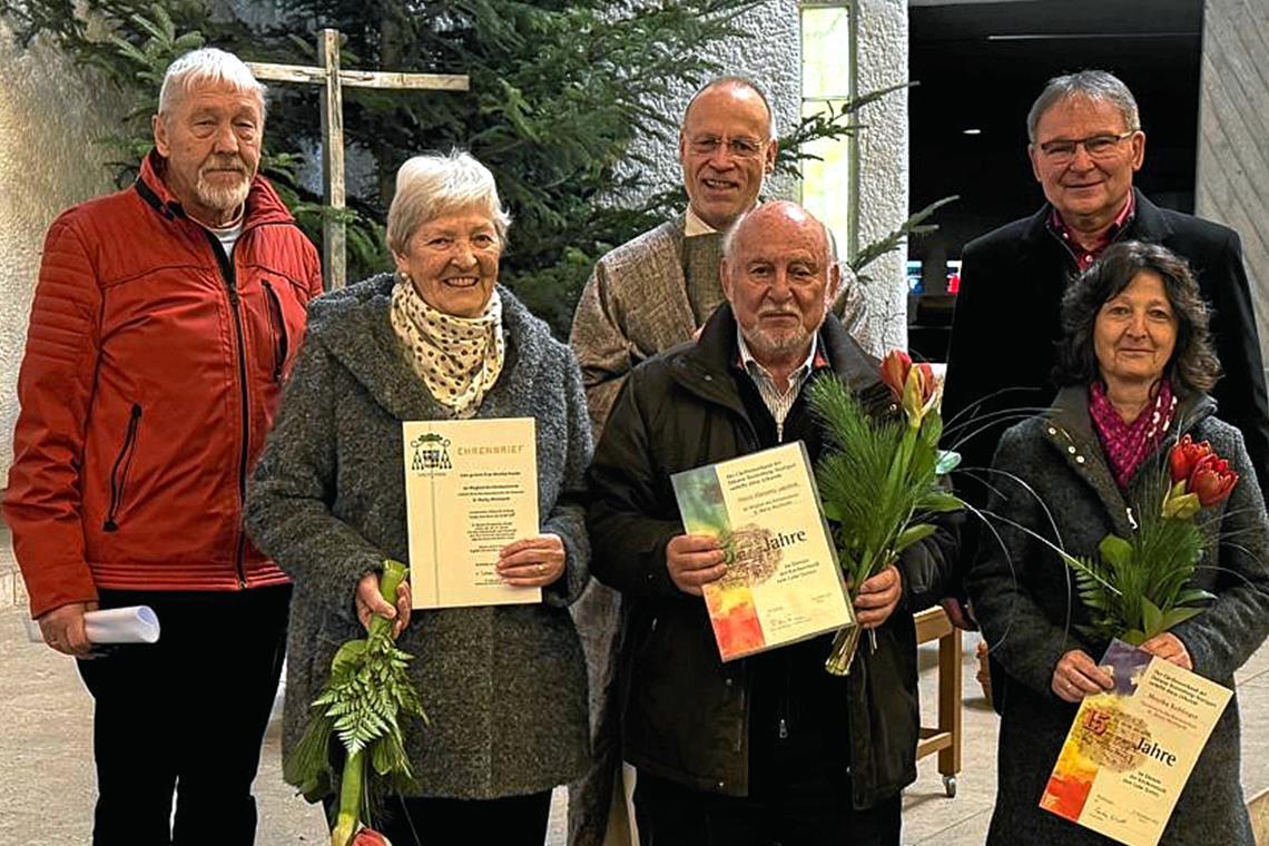 Chorvorstand Ludwig Franke (hinten von links), Pfarrer Roland Maurer und Chorvorstand Helmut Stach ehrten Monika Franke (vorne von links), Klemens Jakubek und Chorleiterin Monika Koblinger. Foto: Katholische Kirchengemeinde Murrhardt