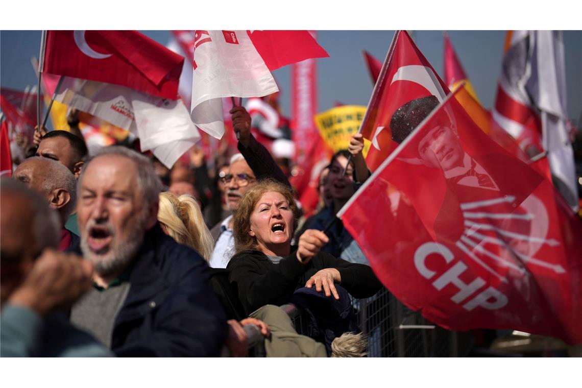 Massenprotest in Istanbul gegen Imamoglus Verhaftung CHP-Anhänger demonstrieren in Istanbul gegen die Festnahme von Bürgermeister Imamoglu.