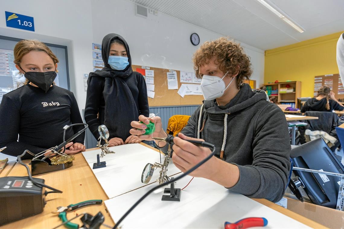 Neuer Auftrag für Platine, Maus und Co. Chris Binder gibt den einzelnen Gruppen eine Einführung in Löttechnik.
