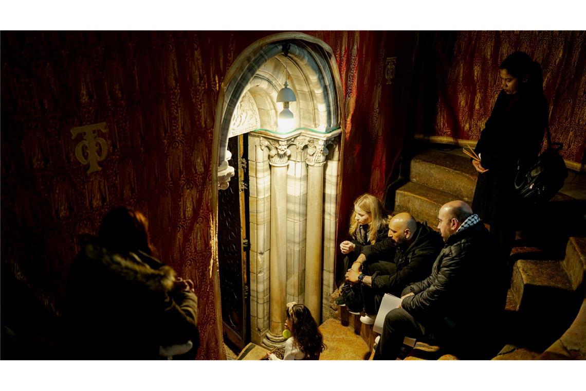 Christen sitzen auf den Stufen der Grotte unter der Basilika, dem angeblichen Geburtsort Jesu Christi, in der Geburtskirche in Bethlehem.
