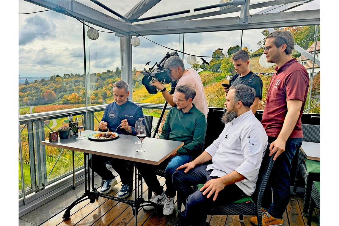 Wenn der TV-Koch das Essen kritisch beäugt Christian Henze testete die Schweinebäckle im Rotenberger Weingärtle.