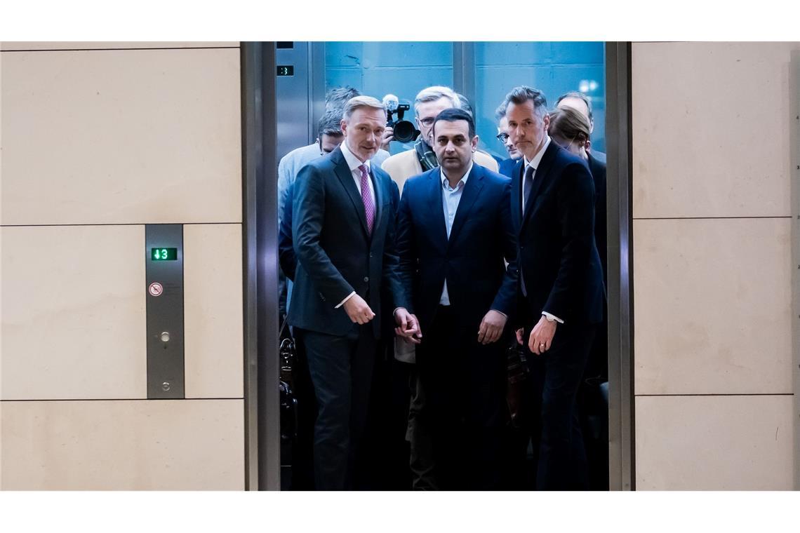 Bilder des Tages Christian Lindner kommt mit Bijan Djir-Sara und Christian Dürr nach seiner Entlassung durch den Bundeskanzler zu einem Pressestatement.