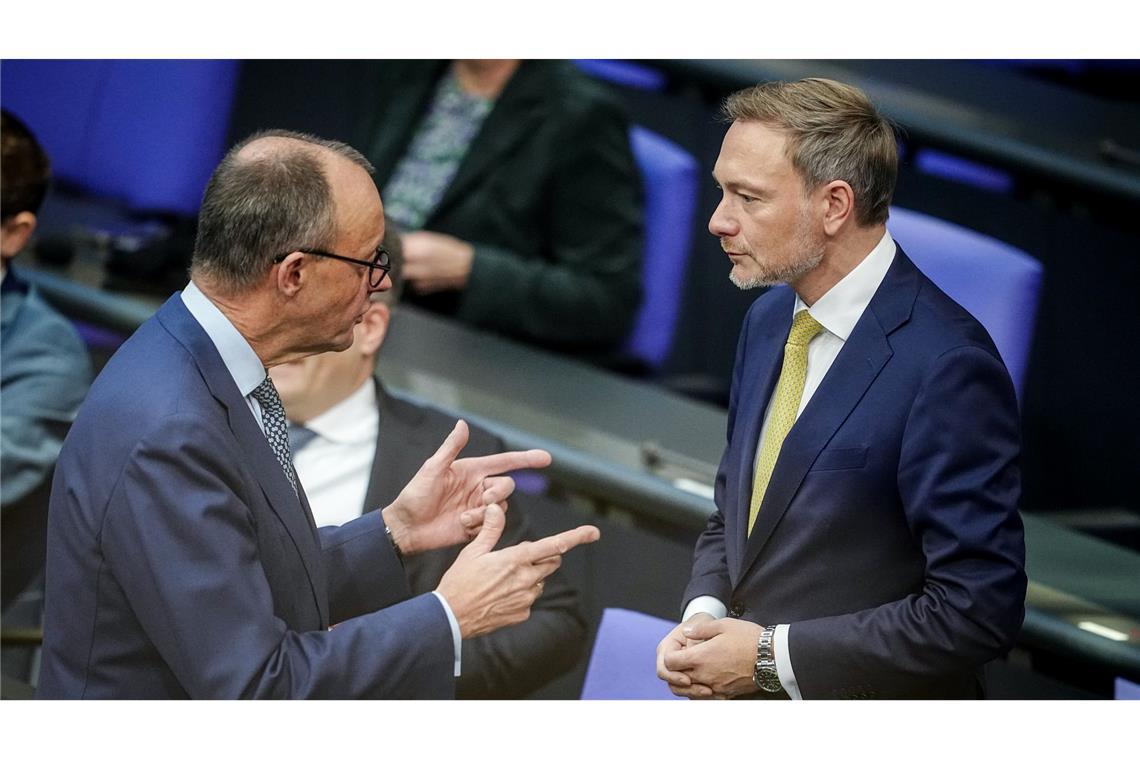 Streit um Prozentzahlen - Lindner widerspricht Merz Christian Lindner (r) will gerne mit Friedrich Merz regieren - aber einer Meinung sind sie nicht immer. (Archivbild)