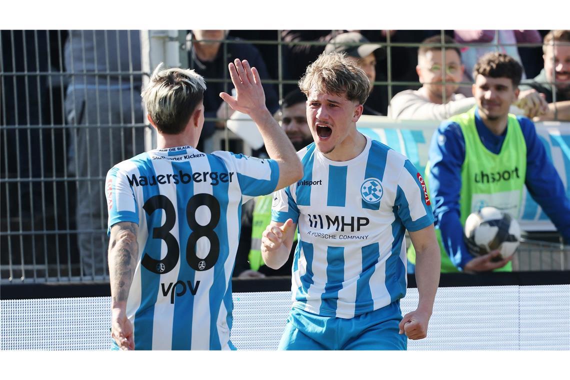 Schembris Doppelschlag bringt Kickers auf Siegerstraße Christian Mauersberger beglückwünscht den zweifachen Torschützen Nevio Schembri.