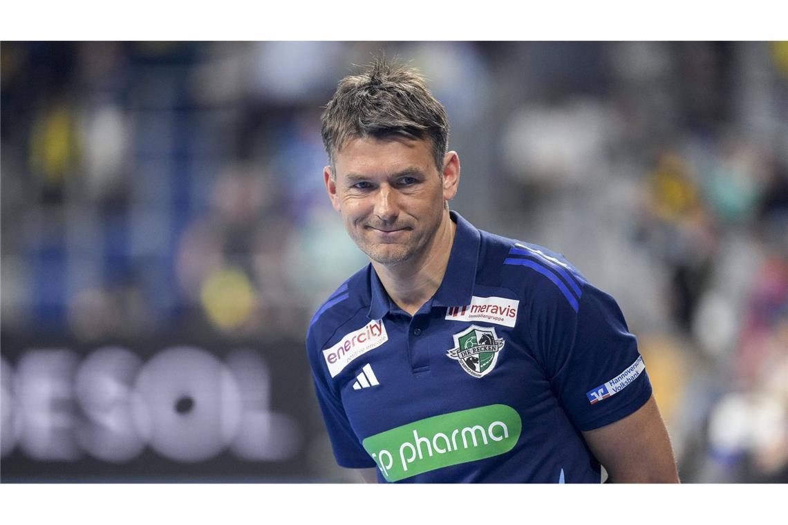 Die 18 Trainer im Fokus der neuen Handball-Bundesliga-Saison Christian Prokop (TSV Hannover-Burgdorf, 46 Jahre alt): Christian Prokop hatte als ehemaliger Bundestrainer eine starke Länderspiel-Bilanz und erzielte mit der deutschen Nationalmannschaft 71,7 % erfolgreiche Partien. Seit 2021 führt er Hannover-Burgdorf weiter und führte die Mannschaft 2023 zurück auf europäisches Parkett. Unter seiner Leitung wurde der Vertrag frühzeitig bis 2026 verlängert – sein erklärtes Ziel: die TSV dauerhaft in Europa zu verankern.