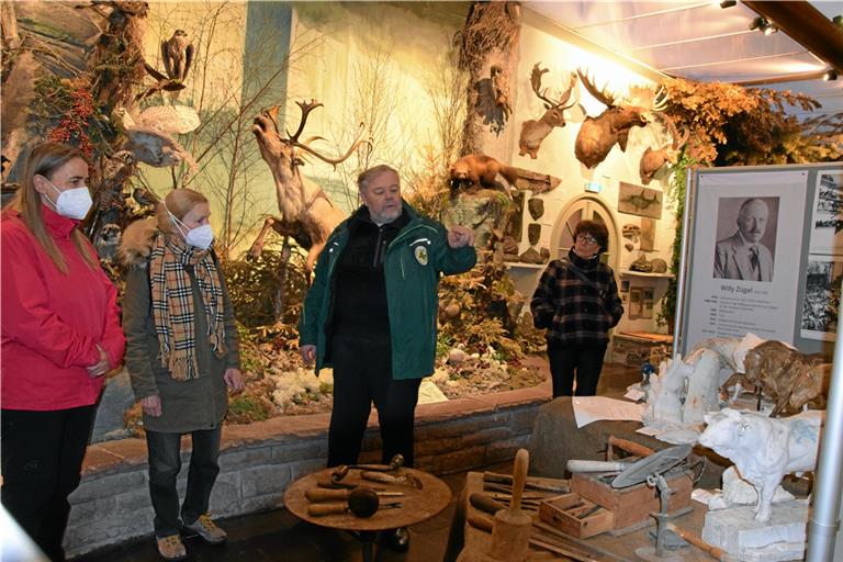 Christian Schweizer (Dritter von links) kann im Museum immer wieder auf die vielen Facetten Willy Zügels Bezug nehmen. Dort sind beispielsweise Tieranatomiemodelle, Patente und eine Reihe von Modellen seiner Denkmalarbeiten ausgestellt. Foto: Elisabeth Klaper