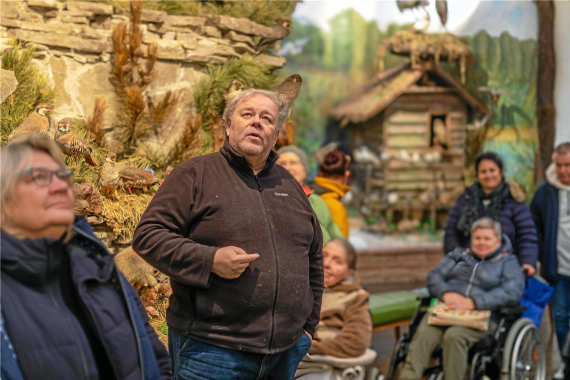 Auszeit für Demenzkranke und Angehörige Christian Schweizer greift bei einem Rundgang durchs Museum Aspekte aus der herbstlichen und winterlichen Tierwelt auf. Foto: Stefan Bossow