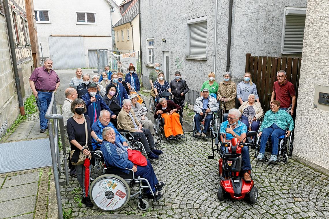 Christian Schweizer (links) kann bei seinen Führungen aus einem reichen Fundus an Geschichte und Geschichten schöpfen. Beim Rundgang durch Murrhardt, der bei der Volkshochschule startete (Foto), machte er mit seinen Gästen an weiteren markanten Punkten Halt wie dem Marktplatz und der Stadtkirche. Foto: J. Fiedler