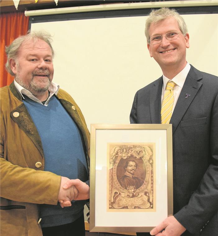 Ein Ort mit besonderer Ausstrahlung Christian Schweizer übergibt Pfarrer Andreas Krause (von links) die Grafik eines Porträts von Adam Adami. Der Prior hat eine Abhandlung über katholische Traditionen erarbeitet.
