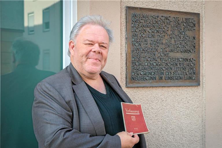 Christian Schweizer vor der Tafel, die an die Landrätekonferenz im Gasthof Sonne-Post in Murrhardt erinnert. Für ihn ein weiterer Meilenstein ist die Verfassung für Württemberg-Baden, die im Jahr 1946 entstand. Foto: Stefan Bossow