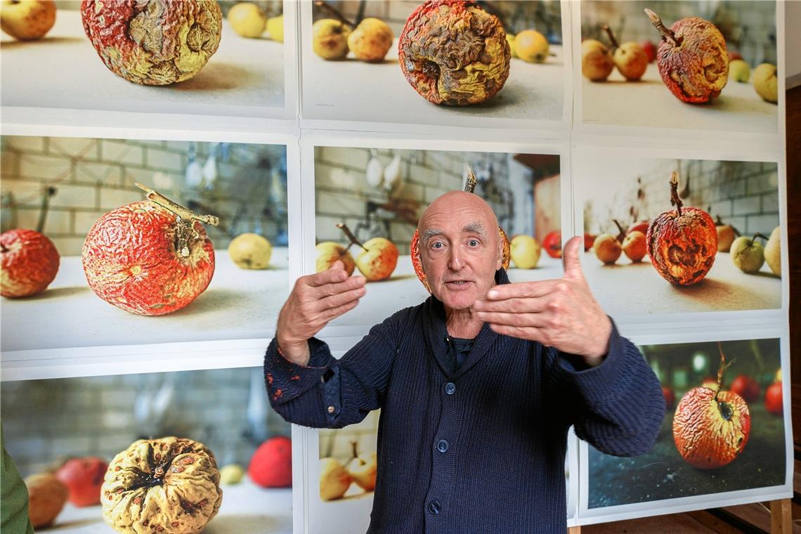 Christian Selig vor den großen Fotografien der alternden Äpfel. Wer nicht genau hinsieht, weil er nur das Schöne und Angenehme sucht, dem entgeht allerdings auch viel Bedeutsames, sagt der Schweizer Künstler. Foto: J. Fiedler