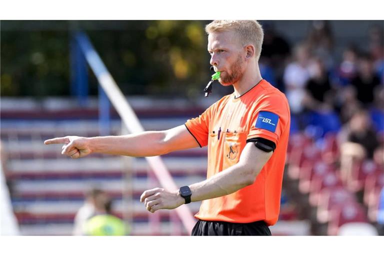 Christian Steib aus dem hessischen Niddatal leitet die Partie SGV Heilbronn-Freiberg gegen Stuttgarter Kickers.