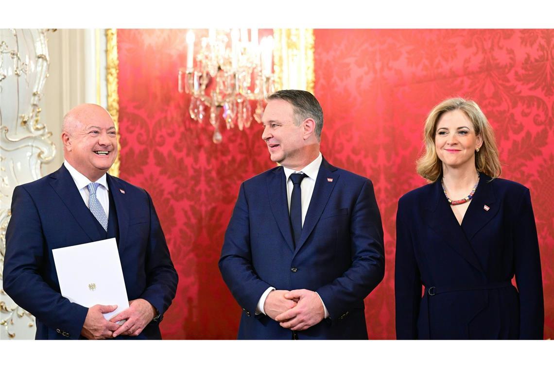 Neue Drei-Parteien-Regierung im Amt Christian Stocker (links, Bundeskanzler, ÖVP), Andreas Babler (Vizekanzler, Wohnen, Kunst, Kultur, Medien und Sport, SPÖ) und Beate Meinl-Reisinger (Äußeres, NEOS)
