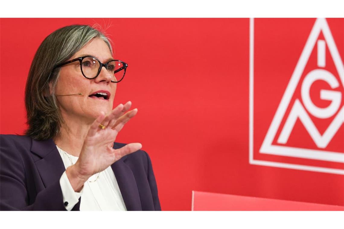Christiane Benner, die Vorsitzende der IG Metall, nimmt sich den Audi-Chef Döllner vor.