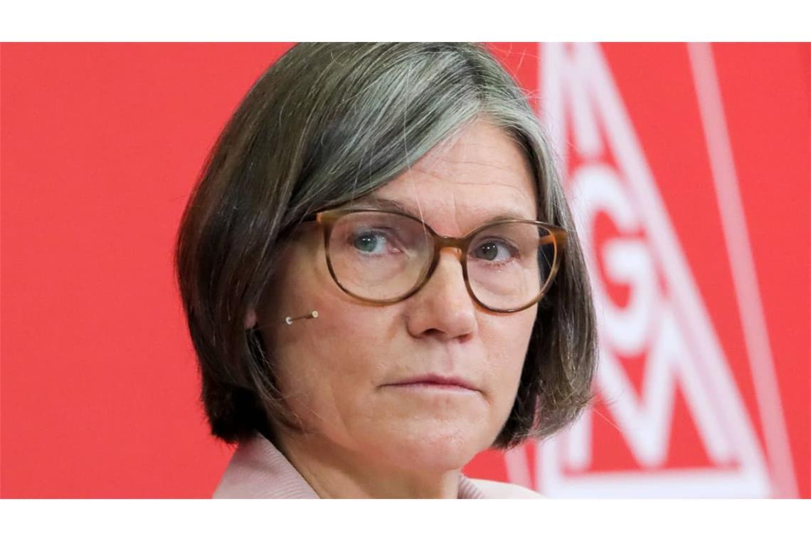 Christiane Benner, erste Vorsitzende der IG Metall, will die Tarifverhandlungen differenziert angehen: Denn nicht die ganze Metall- und Elektroindustrie steckt in einer Krise. Positive wirtschaftliche Entwicklungen gebe es etwa in Betrieben der Luft- und Raumfahrt, Rüstung, Schiffsbau oder Energie.