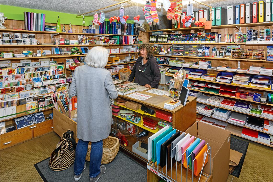 Schreibwarenlädle mit Kultstatus Christiane Langfellner (rechts) im Gespräch mit einer Kundin. Im Laden haben soziale Kontakte einen großen Stellenwert. Fotos: Stefan Bossow