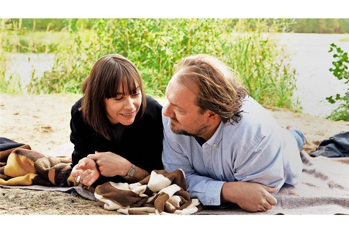 Christiane Paul (li.) als Paula Kurz und Charly Hübner als Micha Hartung in  „Der Held vom Bahnhof Friedrichstraße“