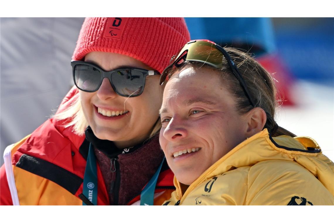 Christiane Schenderlein gratuliert Anja Wicker (r) zur zweiten Medaille.